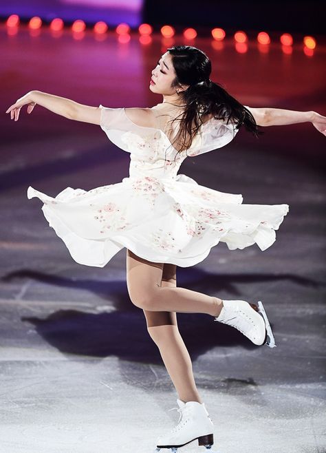 Art Reference Pictures Woman, Yuna Kim, Figure Reference, People Poses, Female Pose Reference, Body Reference Poses, Human Poses Reference, Foto Poses, Figure Poses