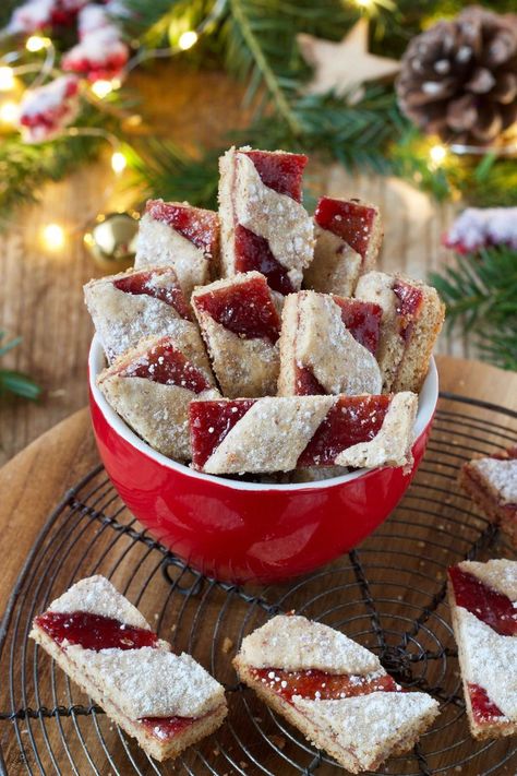 Leckere Linzer Streifen als Weihnachtskekse nach einem Rezept von Sweets & Lifestyle®️️ Christmas Biscuits, Xmas Cookies, Pumpkin Spice Cupcakes, Healthy Snacks Easy, Fall Desserts, Marzipan, Christmas Cake, Christmas Baking, Christmas Desserts