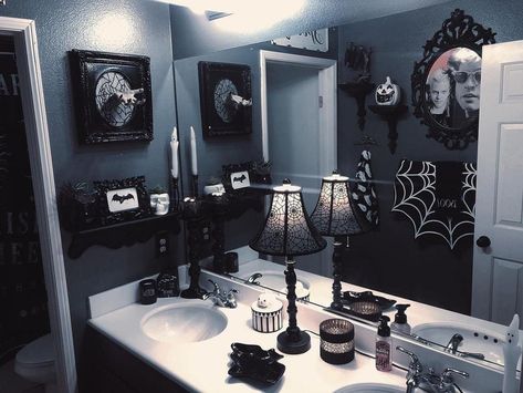 Minimalist Goth Home Decor, Gothic Christmas Decor Ideas, Goth Bathroom Ideas, Goth Apartment Decor, Minimalist Goth Decor, Modern Goth Home, Gothic Apartment Decor, Gothic Apartment, Goth Bathroom Decor