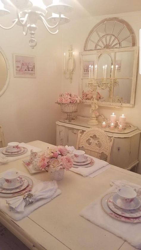 Coquette Dining Room, Pastel Apartment Aesthetic, Coquette Living Room, Dollete Coquette, Cocina Shabby Chic, Styl Shabby Chic, Lizzy Grant, Dekorasi Kamar Tidur, Casa Vintage