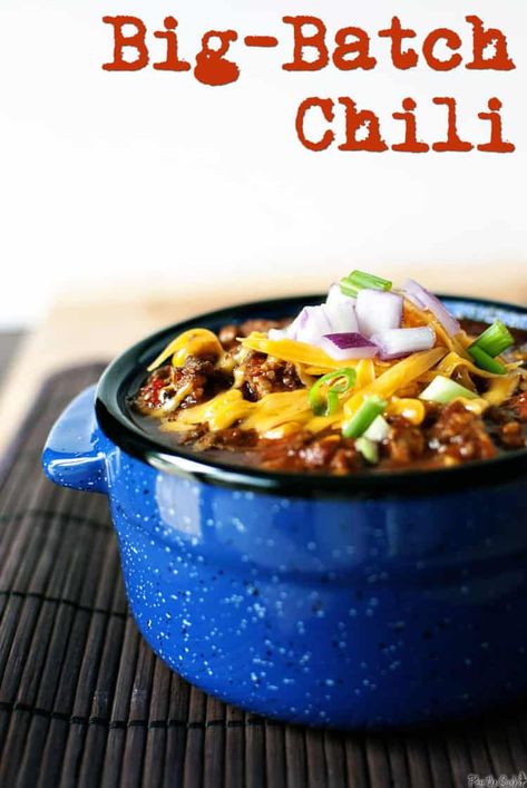 Feed a crowd with this big-batch slow cooker chili. Easy to make, this hearty chili will stick to your ribs and make game day food a heck of a lot better! \\ PassTheSushi.com Gameday Food Appetizers, Chili For A Crowd, Crock Pot Chili, Chili Easy, How To Cook Chili, Chili Recipe Turkey, Hearty Chili, Chili Recipe Crockpot, Crockpot Chili