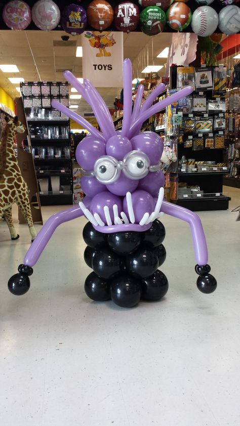 Evil Purple Minion made of balloons Minion Balloons Decorations, Purple Minion Party, Purple Minion Cake, Purple Minion Costume, Minions Drawing, Minions Costume, Minions Shirt, Minion Balloons, Minions Birthday Theme