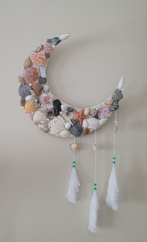 Craft Ideas Using Sea Shells, Seashell Souvenir Diy, Sea Shells Room Decor, Diy Sea Shell Decor Craft Ideas, Shell Dream Catcher Diy, Sea Shell Diy Decor Wall Art, Sea Shells Decor Ideas, Sea Shell Dream Catcher, Diy Sea Shell Crafts Seashell Art