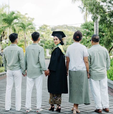 Pre Convo Photoshoot Idea Family, Graduation Picture With Family, Family Convo Photoshoot, Graduation Pose With Family, Family Photoshoot Graduation, Graduation Photoshoot Ideas With Family, Grad Family Photo Ideas, Convo Photoshoot Idea, Graduation Photoshoot With Family