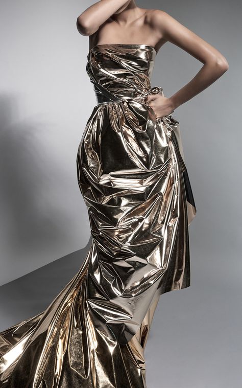 Glamorous Metallic Evening Gown, Glamorous Metallic Gown, Gold Runway Dress, Metallic Gown Haute Couture, Zuhair Murad Gold Gown, Red Costume, Shiny Dresses, Metal Clothing, Dreamy Dress