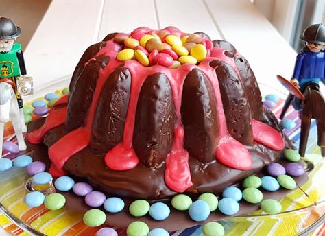 Rezept: Einfacher Vulkankuchen für den Kindergeburtstag. Ein bunter Geburtstagskuchen mit Vulkan, Lava, Rittern und allem, was dazugehört. Zutaten und Zubereitung mit einfacher Anleitung fürs Verzieren! Thema Party, Crazy Cakes, Kids' Party, Summer Watermelon, Dino Party, Boy Birthday Cake, Bundt Cake, Kids Cake, Birthday Fun