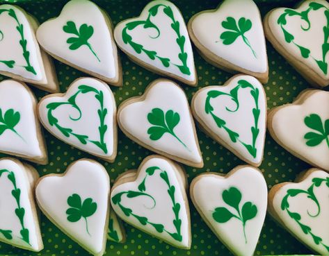 At Patrick’s Day Decorated Cookies, Irish Cookies Decorated, Saint Patrick’s Day Sugar Cookies, St Patrick’s Cookies, Shamrock Cookies Decorated, Sugar Cookies Recipe Easy, Icing Cookies Tutorial, St Patricks Day Cookies, Irish Cookies