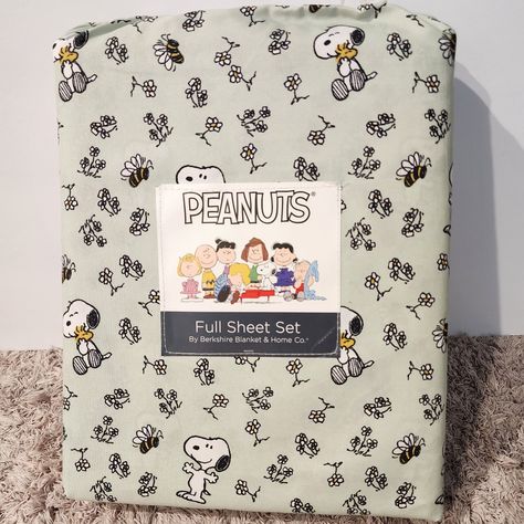 Peanuts Snoopy Woodstock Full Sheet Set Nwt Snoopy Bed Sheets, Snoopy Room Decor, Snoopy Room, Snoopy Decor, Accent Room, Snoopy Things, Peanuts Nursery, Christmas Sleepover, Snoopy Stuff