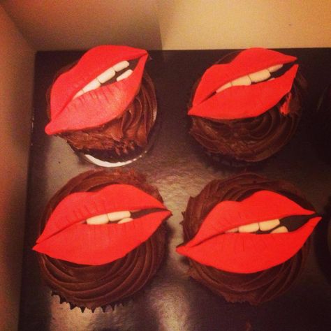 Rocky Horror Picture Show lips #cupcakes #rockyhorrorpictureshow Rocky Horror Themed Food, Rocky Horror Cupcakes, Rocky Horror Picture Show Party Goers, Gory Cupcakes, Halloween Cupcakes Gore, Horror Pictures, 80s Horror, Horror Picture Show, Rocky Horror Picture Show