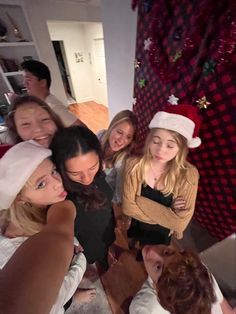 Teenage Christmas Aesthetic, Cozy Christmas With Friends, Xmas Party Aesthetic, Gen Z Christmas Aesthetic, Christmas Party Aesthetic Friends, Christmas School Aesthetic, Christmas Party Teens Aesthetic, Christmas Birthday Party Aesthetic, Friends Christmas Party Aesthetic