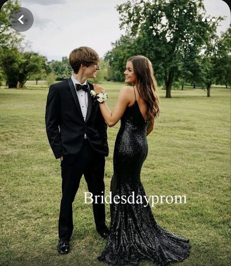 Prom Poses Couples Funny, Cute Couple Prom Pictures, Prom Picture Ideas For Couples, Black Prom Dress Couple, Aesthetic Prom Pictures, Senior Prom Pictures, Prom Photos Couple, Prom Picture Poses For Couples, Prom Pic Ideas