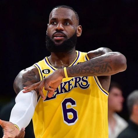 Lebron Pfp, Lebron James Dunking, King Lebron, Nba Mvp, Nba Wallpapers, Sport Player, Stephen Curry, Nba Players, King James