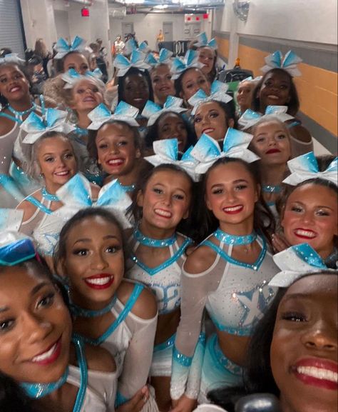 Cheer Asthetic, Ssx Cheer, Cheerleading Team Pictures, Cheerleading Allstar, Cheerleading Pics, Cheer Goals, Male Cheerleaders, Cheer Aesthetic, Allstar Cheer