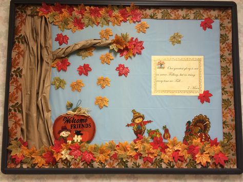 Fall board decor Autumn Display Boards, Thanksgiving Boards, Fall Church Bulletin Boards, Preschool Autumn, Paper Tree Classroom, Gratitude Crafts, Seasonal Bulletin Boards, Bulletin Board Tree, Cute Bulletin Boards