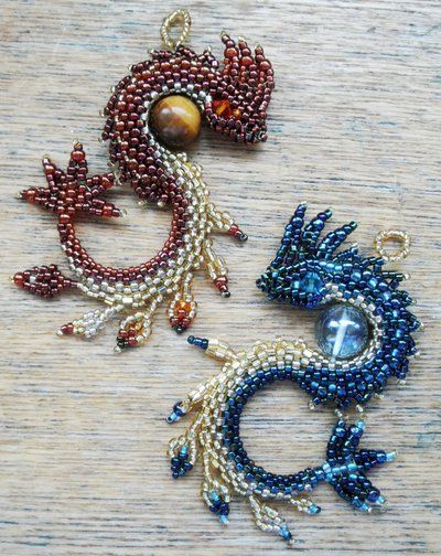 Beaded Dragon, Free Jewellery Making Tutorials, Dragon Jewelry, Beaded Crafts, Beaded Animals, Beading Projects, Beaded Jewelry Patterns, Jewelry Making Tutorials, Beading Tutorials