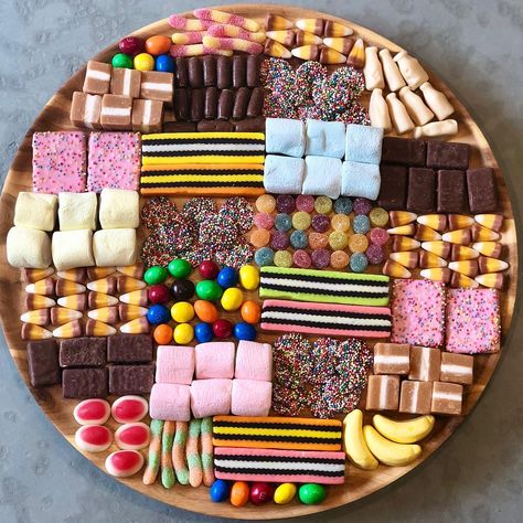 Lolly Charcuterie Board, Lolly Platter, Party Food Platters, Delicious Snacks, Party Platters, Delicious Snacks Recipes, Pie Cake, Buffet Food, Snacks Recipes