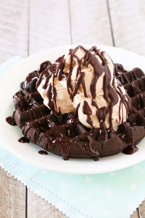 Waffle Sundae, Vegan Chocolate Fudge, Sundae Recipes, Chocolate Waffles, Warm Chocolate, Läcker Mat, Think Food, Waffle Recipes, Chocolate Sauce