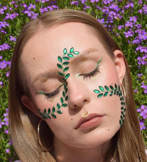 Vine Makeup Look, Green Leaf Makeup, Plant Face Paint, Vine Face Paint, Jungle Makeup Ideas, Green Face Paint Ideas, Plant Makeup Looks, Fragile Costume, Tree Makeup Look