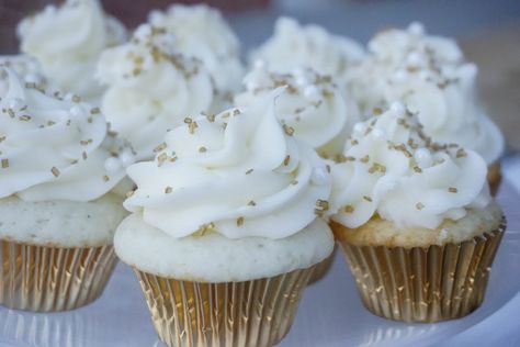 Champagne Cupcakes Cake Mix Cupcakes, Champagne Cupcakes, Gold Sprinkles, White Cupcakes, Mini Muffin Pan, White Cake Mixes, Mini Muffins, Healthy Meals For Kids, Cupcake Muffins