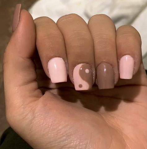 Yen Yang Nails, Brown Yin Yang Nails, Pink Yin And Yang Nails, Pink And Brown Nails Short, Yin And Yang Nail Designs, Nail Designs On Short Nails, Designs On Short Nails, Girls Cornrow Hairstyles, Ying Yang Nails