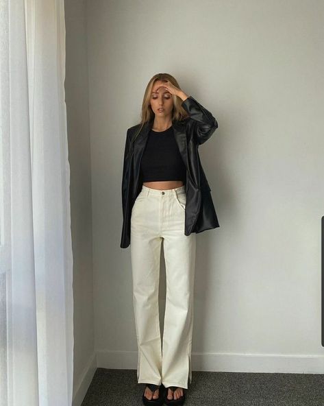 Clean Minimalist Outfit, Clean Girl Wardrobe, Clean Girl Winter Outfits, Elegant Minimalist Outfit, Classy Minimalist Outfits, Aritzia Outfit, White Pants Outfit, Foto Poses, Mode Inspo