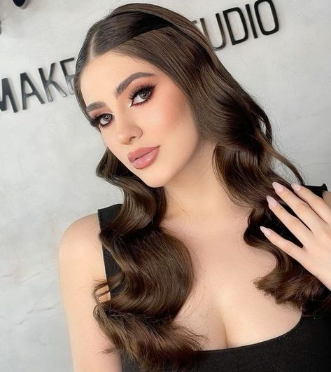 Buchona Makeup Looks, Peinados De Graduacion Suelto, Peinados Para Graduacion Sueltos, Peinados Elegantes Sueltos, Glamorous Wedding Hair, Braided Top Knots, Simple Prom Hair, Prom Makeup Looks, Eye Makeup Styles