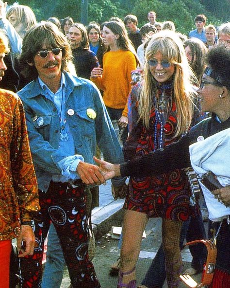 vintage on Instagram: “george harrison and pattie boyd in haight-ashbury, san francisco, 1967🕺🏼🌼🍄” George Harrison And Pattie Boyd, Woodstock Outfit, George Harrison Pattie Boyd, 60s Aesthetic, Pattie Boyd, Haight Ashbury, Woodstock 1969, Rare Historical Photos, Andre The Giant