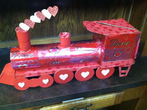 Train Valentine's Box .. It even plays the song "Love Train" ... Love it! Train Valentine Box Ideas, Homemade Valentine Boxes, Unique Valentine Box Ideas, Train Valentine, Holiday Party Kids, Valentine Card Box, Valentine Baskets, Valentines Gift Box, Baby Play Activities