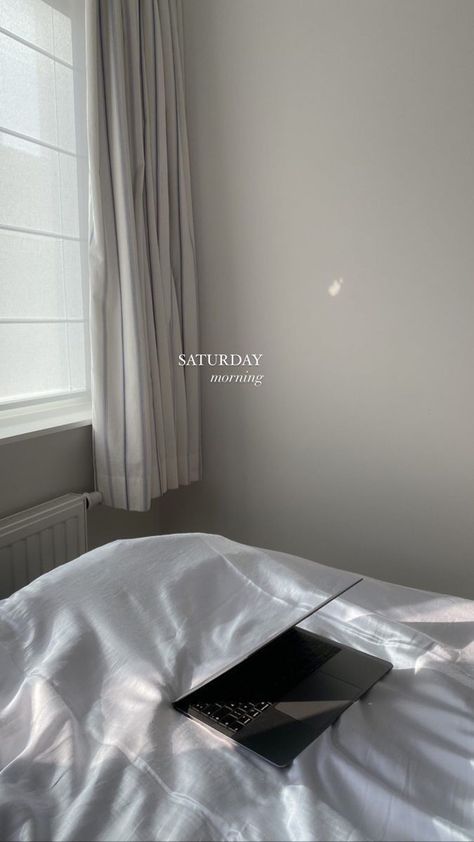 Saturday Morning Astethic, Work Laptop Aesthetic, Self Care Aesthetic Pictures Wallpaper Laptop, Laptop In Bed Aesthetic, Working Aesthetic Laptop, Aesthetic Bed Photos, Aesthetic Bed Pictures, Morning In Bed Aesthetic, Saturday Morning Aesthetic