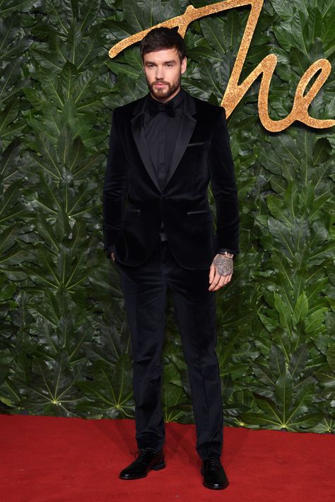 Feeling festive: Liam Payne wears a black velvet tuxedo from HUGO #PreSpring19 for the British Fashion Council #iamHUGO Black Velvet Blazer Outfit, Velvet Jacket Outfit, Black Velvet Tuxedo, Velvet Blazer Outfit, Black Velvet Suit, Diy Ripped Jeans, Grooms Men, Prom For Guys, Velvet Tuxedo