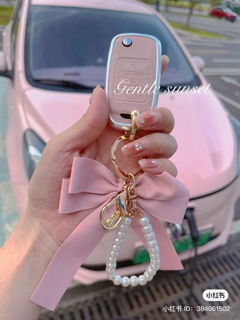 Pink Car Accessories, Girly Car Accessories, Car Deco, Golf Mk5, Girly Car, Car Interior Design, Car Essentials, Car Key Ring, Cute Car Accessories