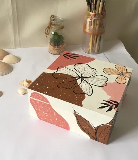 Boho Box Art, Mdf Box Painting, Small Painted Boxes Ideas, Easy Box Painting Ideas, Painting Cardboard Boxes Ideas, Box Painting Design, Wooden Box Crafts Diy, Shoebox Painting Ideas, Wood Box Painting Ideas Easy