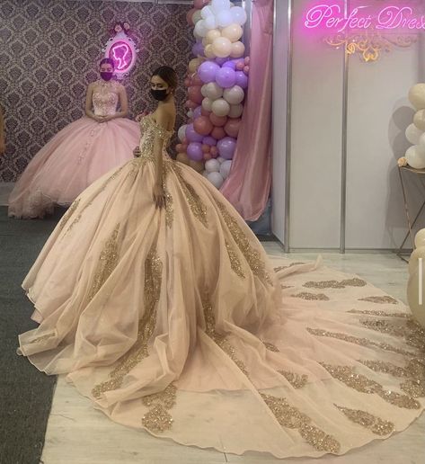 Quince Dress Ideas, Rose Gold Quince Dresses, Debut Dress, Rose Gold Quince, Quince Planning, Quinceanera Stuff, 15th Birthday Party Ideas, Quince Nails, Debut Dresses