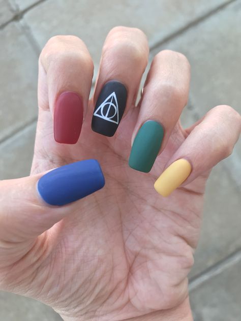 Gel Nails Harry Potter, Harry Potter Nails Designs Easy, Easy Harry Potter Nail Designs, Harry Potter House Nails, Harry Potter Nails Simple, Easy Harry Potter Nails, Nail Designs Harry Potter, Subtle Harry Potter Nails, Harry Potter Nails Designs Simple