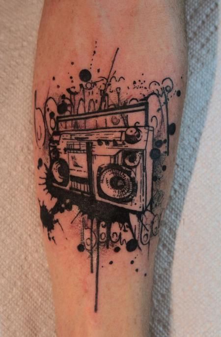 http://tattoomagz.com/boombox-tattoos/amazing-boombox-tattoo/ Boombox Tattoo, Wheel Tattoo, Graffiti Tattoo, Music Tattoo Designs, Boom Box, Thigh Tattoos Women, Music Tattoo, Badass Tattoos, Music Tattoos