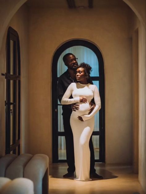 Elegant Maternity Shoot Black Couple, Yellow Dress Casual, Shooting Couple, Photoshoot Maternity, Maternity Photography Poses Pregnancy Pics, Maternity Photoshoot Outfits, Couple Pregnancy Photoshoot, Preggo Fashion, Maternity Photoshoot Poses