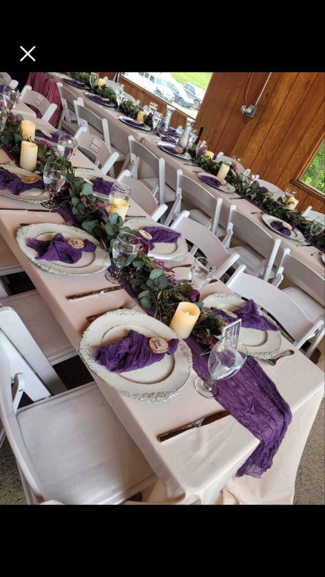 Purple Runner Wedding Table, Purple Wedding Round Table Settings, Plum Wedding Table Settings, Dark Purple Centerpieces Wedding, Purple Wedding Theme Table Decorations, Purple And Green Table Decorations, Purple Table Runner Ideas, Purple And Green Theme Party, Dark Purple Wedding Theme Table Settings