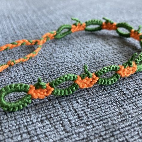 Octopus Bracelet Pattern, Fall Themed Friendship Bracelets, Fall Bracelet Color Combos, 10 String Bracelet Pattern, Autumn Bracelet Pattern, Fall String Bracelets, Autumn Friendship Bracelet, How To Read Bracelet Patterns, Star Friendship Bracelet Pattern