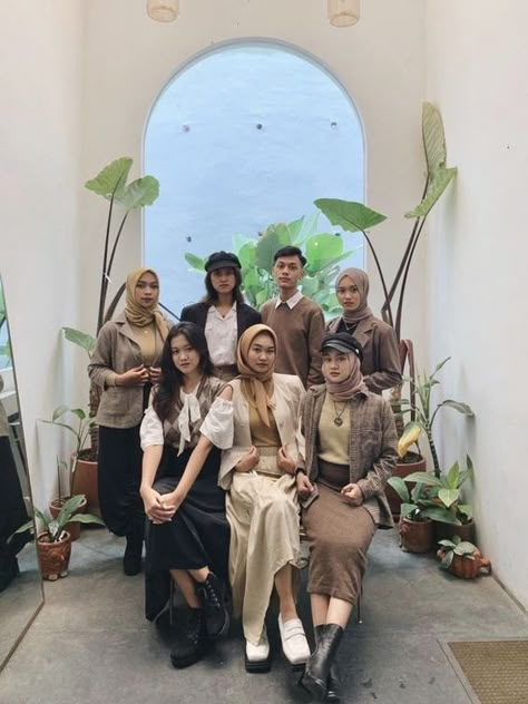 Yearbook Earth Tone, Outfit Ideas Earth Tone, Yearbook Outfit Ideas Vintage, Earth Tones Photoshoot, Yearbook Photoshoot Vintage, Style Vintage Hijab, Outfit Yearbook Vintage, Yearbook Ideas Themes Outfit, Yearbook Vintage Outfit Hijab