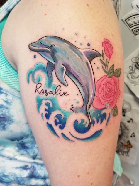 Dolphin Sea Turtle Tattoo, Dolphin Memorial Tattoo, Dolphin Tattoo For Women, Daughters Tattoo, Dolphin Tattoos, Montreal Tattoo, Tattoos 2023, Daisy Tattoo Designs, Dolphin Tattoo