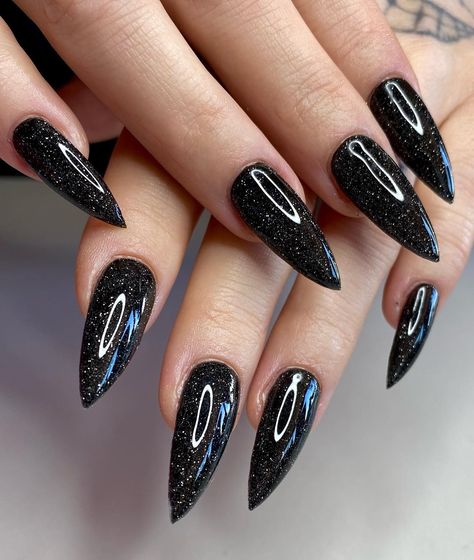 black sparkly nails Black Sparkly French Tip Nails, Sparkly Nails Ideas, Pointy Black Nails, Dark Sparkly Nails, Sparkly French Tip, Sparkly French Tip Nails, Sparkly Black Nails, Black Sparkly Nails, Sparkly Nail Designs