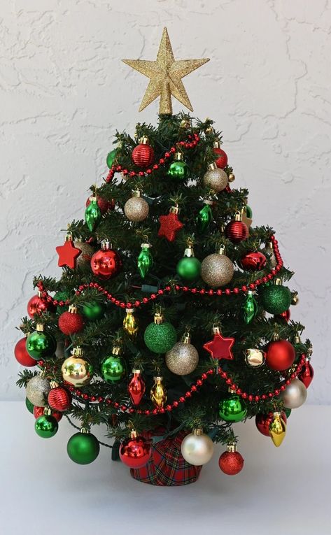 Small Cute Christmas Tree, Mini Christmas Tree Ideas, Xmas Tree Ideas, Christmas Tree Traditional, Small Christmas Decor, Mini Christmas Trees, Small Christmas Tree, Xmas Trees, Miniature Christmas Trees