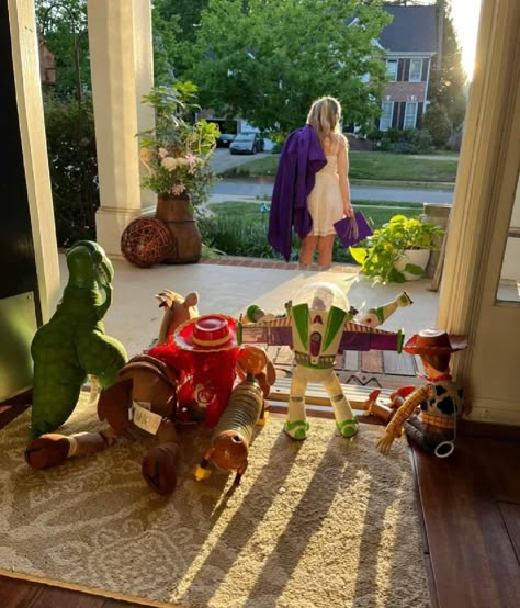 Mom Says Goodbye to Senior With Help of Iconic ‘Toy Story’ Characters Toy Story Pictures, Toy Story Toys, High School Graduation Pictures, Grad Picture Ideas, Disney Graduation, Senior Year Fun, Cap And Gown Pictures, Toy Story Characters, Dry Eye