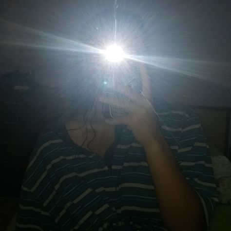 Flash Light Mirror Selfie, Light Mirror, Out Of The Dark, 90's Grunge, Snapchat Picture, Instagram Ideas Photography, Girls Cartoon, Flash Light, Ideas Photography