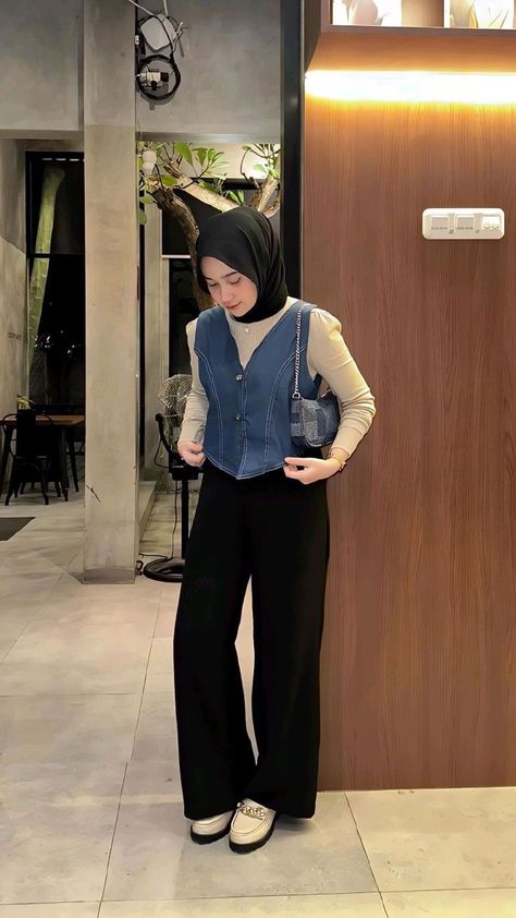 Outfit Ideas Hijab Simple, Jeans And Vest Outfit, Vest Outfits Hijab, Outfit Kuliah Hijab, Hijab Outfit Jeans, Ootd Korean Style Hijab, Ootd Vest, Outfit Hitam, Outfit Hijab Ideas