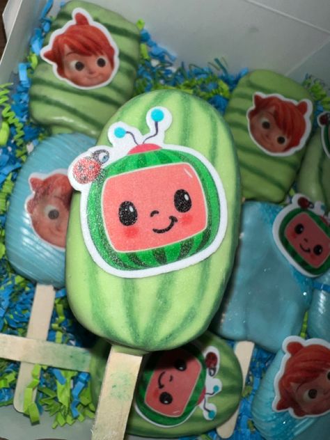 Cocomelon Cakesicles Ideas, Cocomelon Treats, Cocomelon Cookies, Cocomelon Watermelon, Watermelon Cake Pops, Melon Cake, Coco Melon, Cocomelon Birthday, Strawberry Gifts