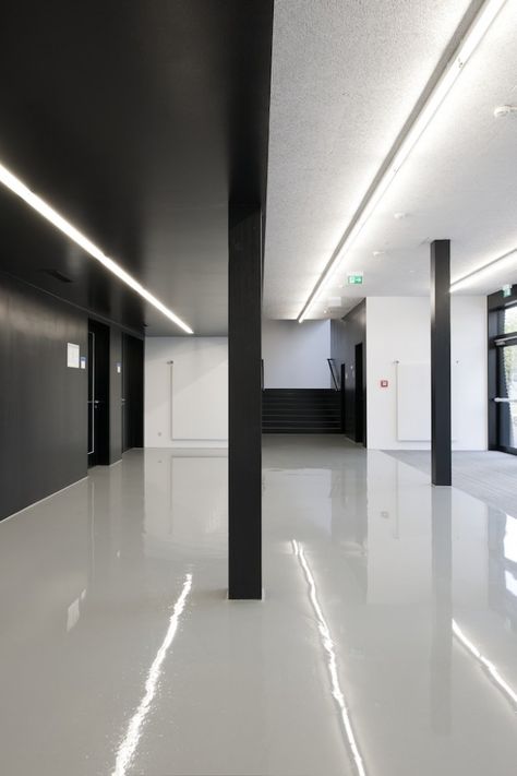 white epoxy floors; black ceiling _Interims Audimax / Deubzer Konig & Rimmel Architekten Epoxy Floor Basement, Ballroom Design, Garage Floor Epoxy, Black Ceiling, Epoxy Floor, Garage Floor, Garage Design, Building A Deck, Rimmel