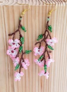 Jewelry Craft Ideas - Pandahall.com Beaded Flower Earrings, Seed Bead Tutorials, Seed Bead Bracelet Patterns, Beaded Flowers Patterns, Seed Bead Flowers, Earrings Patterns, Beaded Necklace Patterns, Motifs Perler, Beaded Bracelets Tutorial