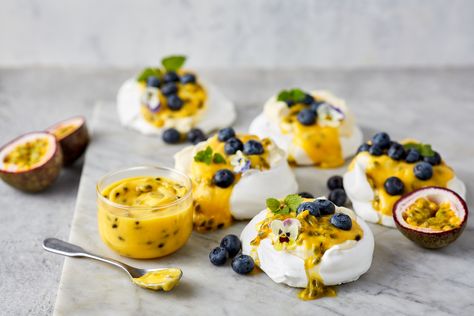 Passionfruit Australia Mini Pavlovas with Passionfruit Curd - Passionfruit Australia Passion Fruit Pavlova Recipe, Pavlova Ideas, Passionfruit Pavlova, Individual Pavlova, Passion Fruit Pavlova, Passion Fruit Dessert, Pavlova Mini, Mini Pavlova Recipe, Passionfruit Dessert