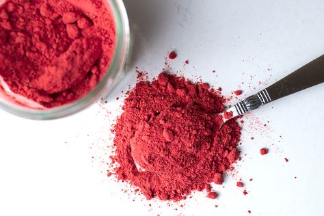 Super Easy DIY Strawberry Powder & 7 Ways To Use It Strawberry Powder Recipes, Recipes Banana Bread, Bananas Recipe, Healthy Banana Recipes, Picking Strawberries, Dehydrated Strawberries, Strawberry Simple Syrup, Fruit Powder, Dehydrated Foods